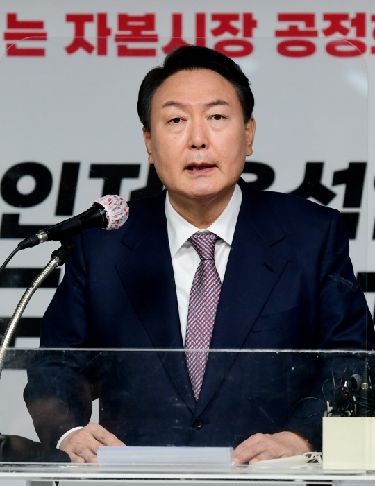 윤석열 국민의힘 대선후보가 27일 서울 여의도 국민의힘 중앙당사에서 자본시장 공정회복 정책공약을 발표하고 있다. 국회사진기자단=연합뉴스